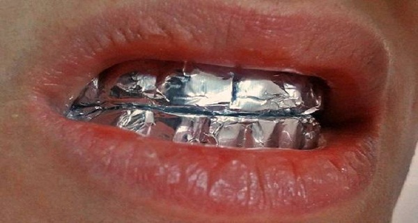 Do-You-Know-What-Will-Happen-If-You-Cover-Your-Teeth-With-Aluminum-Foil-And-Hold-Them-Like-That-For-An-Hour