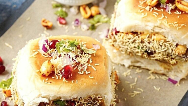 10 Tastiest Street Foods Of Mumbai That Will Make You Lick Your Fingers